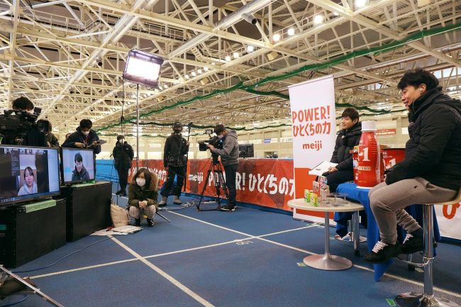 金メダリスト清水さんがオンラインで小学生を指導　スケートキングダム