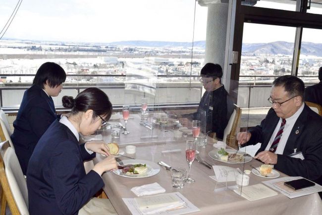 【写真】池田　ワイン城で池田中の卒業生を祝う会