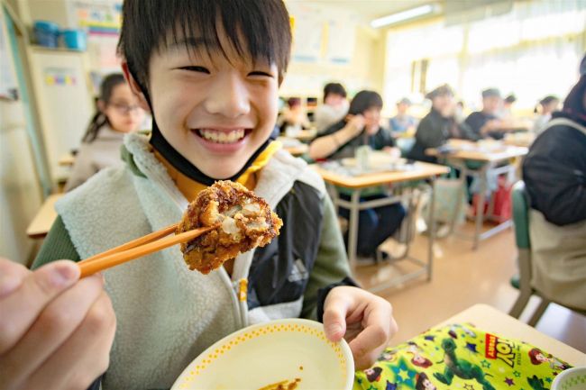 給食に地元産マダラ登場　広尾