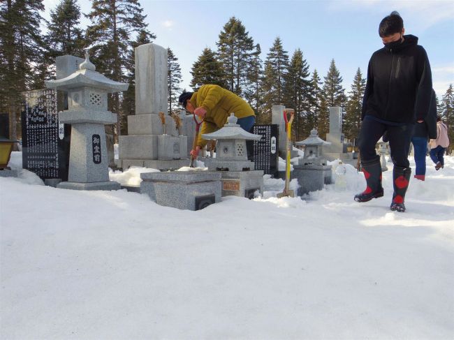 彼岸の入り　墓参りは除雪から　帯広市内の霊園