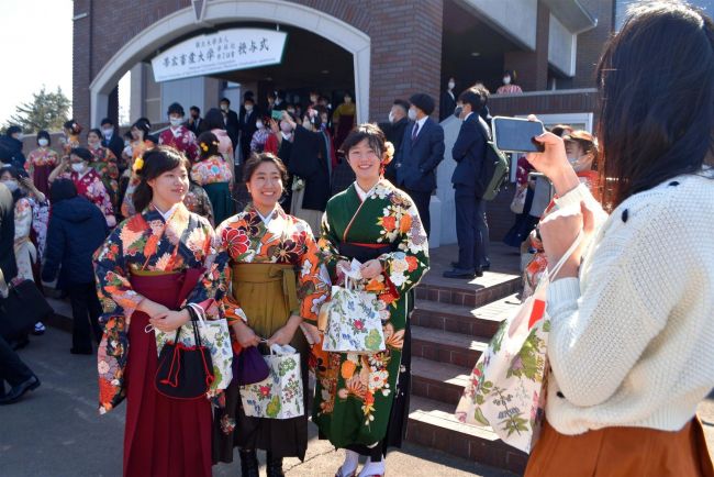 帯畜大で２年ぶり学位授与式　３０８人新たな一歩