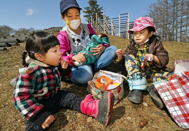 春分の日　緑ケ丘公園には大勢の親子連れ