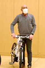 自転車を見せながら説明する田中さん