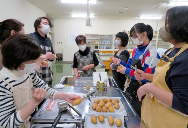 村民と国際交流員が料理で親睦　更別