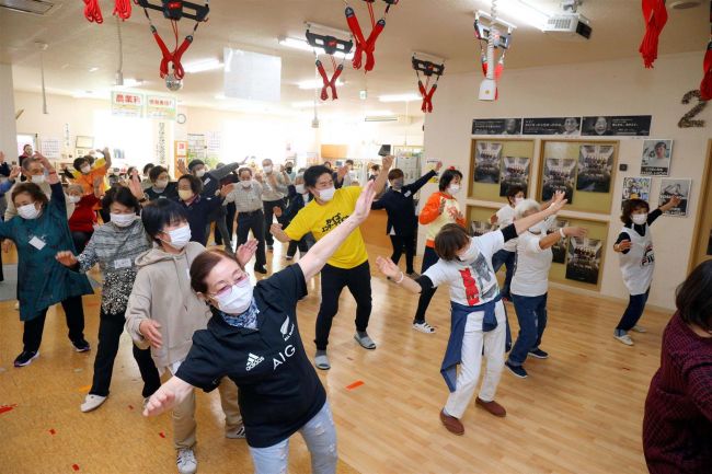 こぼれ話「見学者も一緒にヒップホップダンス　デイサービスさくら大学」