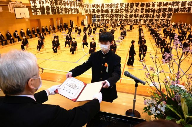 思い出詰まった学びやに別れ　管内小学校で卒業式ピーク