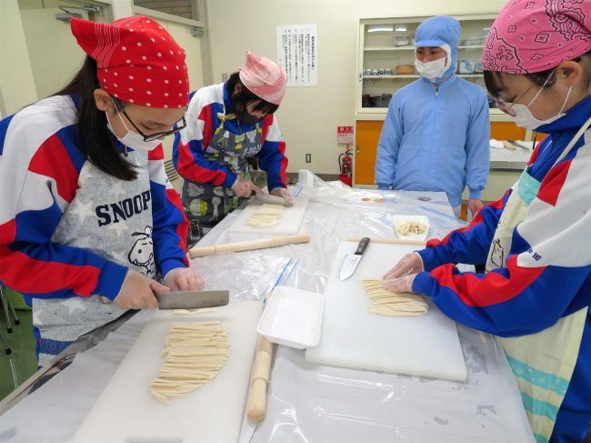 中学生がうどん作り授業　更別