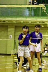 ６年女子優勝の熊谷紗月（左）・三浦一華組