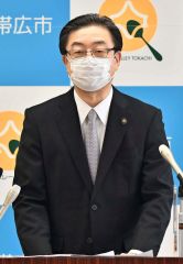 記者会見する米沢市長（２５日午前１０時２０分ごろ、小山田竜士撮影）