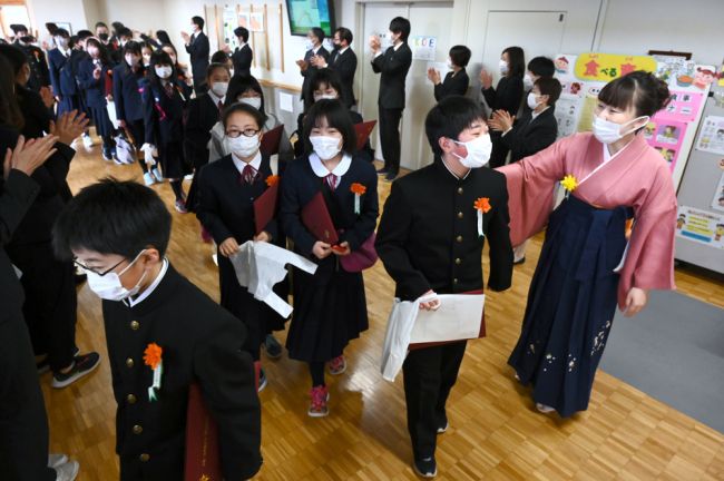 ６年間　感謝胸に　小学校卒業式