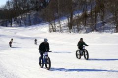 ヒルクライムを楽しむ参加者