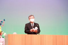 あいさつする板谷学長