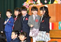 「小学校でも仲良くしようね－」。壇上で笑顔で話す新１年生（帯広緑丘小、塩原真撮影）