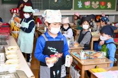 新一年生が初給食（帯広開西小学校で。金野和彦撮影）