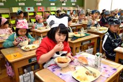 新一年生が初給食（帯広開西小学校で。金野和彦撮影）