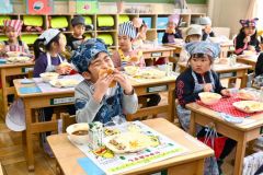 新一年生が初給食（帯広開西小学校で。金野和彦撮影）