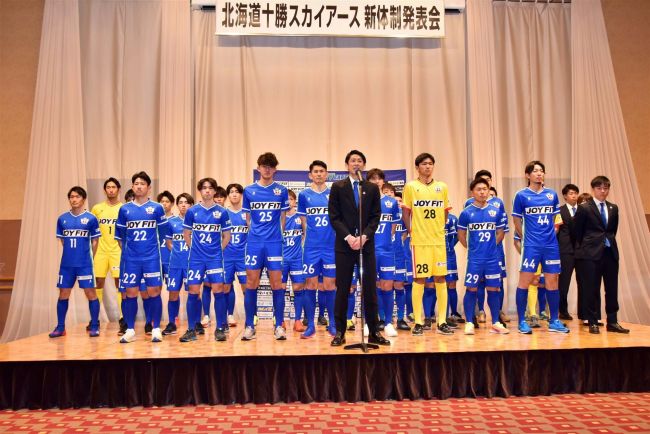 【写真】スカイアース新体制発表、長野新監督JFL昇格と優勝「アクションフットボール」を