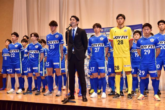 【写真】スカイアース新体制発表、長野新監督JFL昇格と優勝「アクションフットボール」を