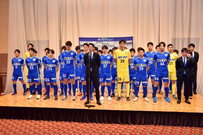 【写真】スカイアース新体制発表、長野新監督JFL昇格と優勝「アクションフットボール」を