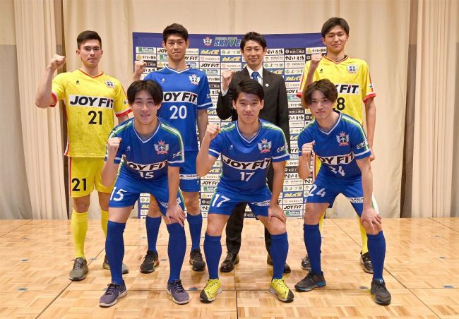 【写真】スカイアース新体制発表、長野新監督JFL昇格と優勝「アクションフットボール」を