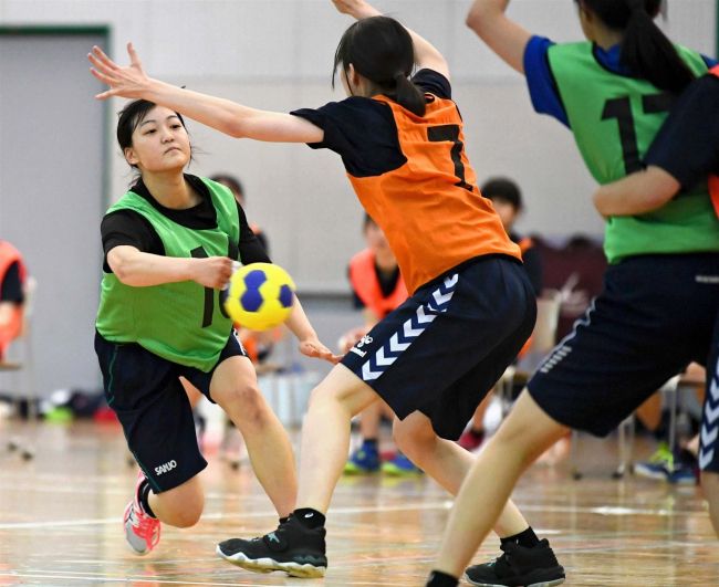 【写真】帯三条高女子V、男子は三条クラブ ハンドボールコート開き大会
