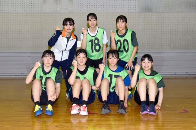 【写真】帯三条高女子Ｖ、男子は三条クラブ　ハンドボールコート開き大会