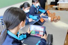 タブレットで問題を解く生徒