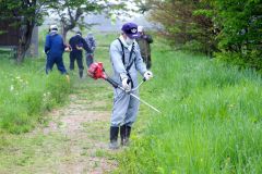 散策路の草刈りを行う会員