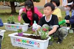 花の苗を植える児童