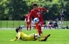 延期になっていた北海道サッカーリーグが開幕。ピッチで熱戦を繰り広げる選手たち。（２７日午前１０時過ぎ。新得ＦＣ－日本通運戦で。赤色のユニホームが新得ＦＣ。金野和彦撮影）