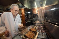 炭火で次々と焼かれたウナギ(28日午前10時55分ごろ、助川かおる撮影)