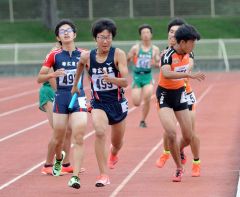 男子１６００メートルリレー２組　帯農高の２走伊藤翼、３走高島陽太