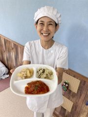 「揚げサバのトマト煮」で第二席の「カゴメ賞」を受賞した国島さん。手前が受賞メニュー