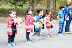 かわいい踊りを披露する子どもたち