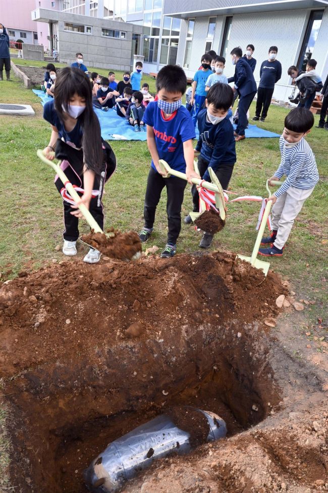 下士幌小児童がタイムカプセル埋設　音更