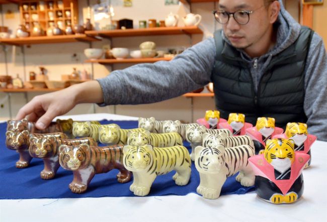 「寅」の焼き物ずらり　来年の干支の縁起物　新得町陶芸センターで販売