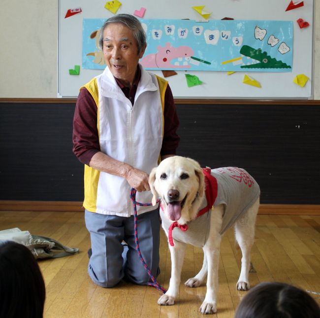 ハッピーありがとう　セラピー犬１３年　大往生　清水の鈴木夫妻のもとへ感謝続々と