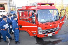 新型車両について署員から説明を受ける団員ら（２４日、帯広消防署柏林台出張所で。小山田竜士撮影）