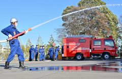 新型車両を使った放水訓練（２４日、帯広消防署柏林台出張所で。小山田竜士撮影）