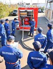 車両に搭載された資機材について説明を受ける団員ら（２４日、帯広消防署柏林台出張所で。小山田竜士撮影）