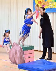 踏み台の上から元気よくジャンプする園児（１３日午前９時、帯広市内の第二ひまわり幼稚園で。小山田竜士撮影）