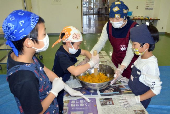 小学生がカボチャ団子に挑戦　大樹