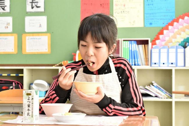 姉妹都市・東松島の米使ったサツマイモご飯が給食に　更別