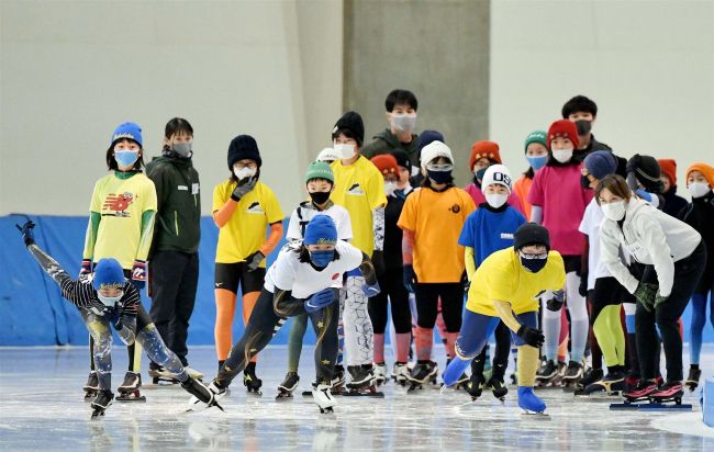 ２１０人の小中学生がオリンピアンに技術学ぶ　帯広市教委スケートキングダム