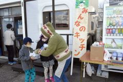 豚丼を受け取る子どもたち