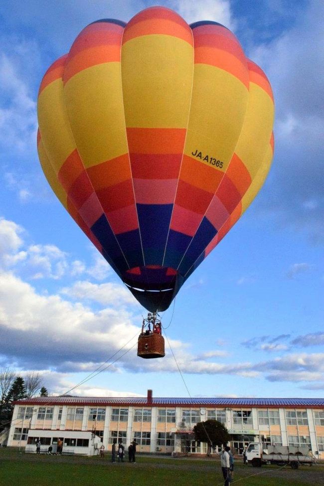 校庭上空から最後の秋景色　利別小で熱気球体験搭乗　池田