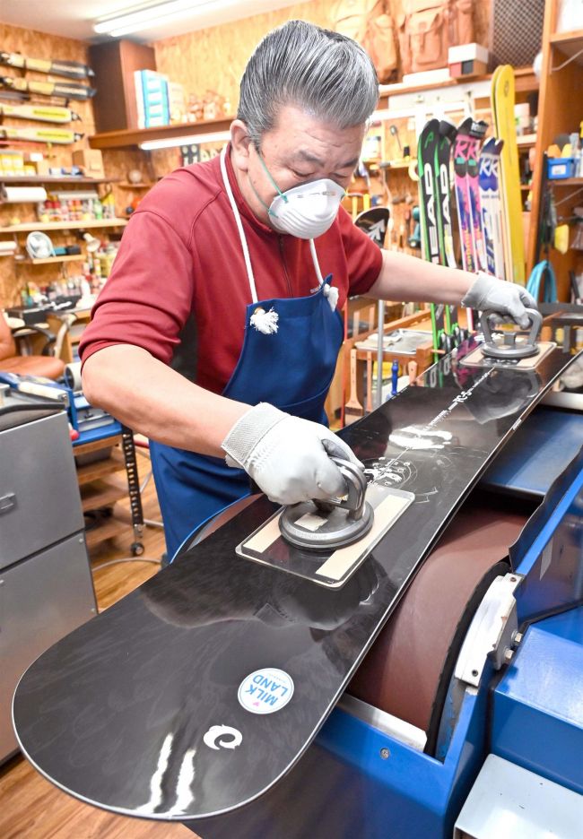 カメラ席「いよいよウインターシーズン　スキー用品店でチューンナップ盛んに」