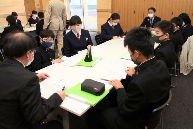 村の魅力まとめたパンフ作製へ　中札内中生が役場職員を取材