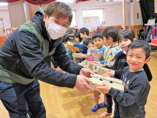 ＪＡさらべつ青年部がヨーグルト寄贈