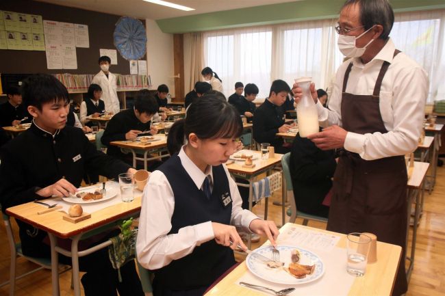 足寄中３年生がフルコース料理を体験　足寄